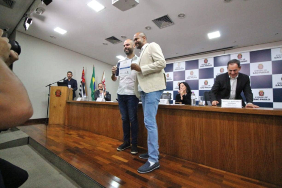 Subprefeito da Cidade Tiradentes Oziel recebendo o certificado do Selo de Acessibilidade Digital por todas as 32 Subprefeituras de São Paulo nas mãos do Prefeito Bruno Covas. 